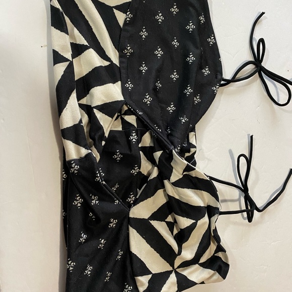 NWOT Urban Outfitters size large crop top self ties black/cream contrasting - Picture 6 of 7